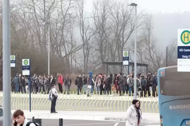 Schulschluss gegen 13 Uhr an der IGS Contwig: Vier Busse kamen wegen des Streiks nicht. Schulschluss gegen 13 Uhr an der IGS Contwig: Vier Busse kamen wegen des Streiks nicht.