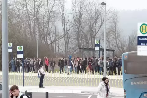 Schulschluss gegen 13 Uhr an der IGS Contwig: Vier Busse kamen wegen des Streiks nicht.