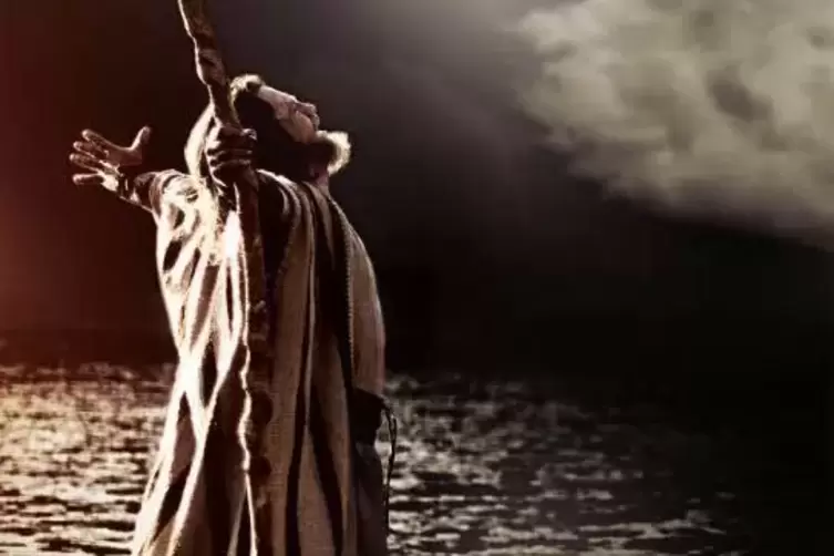 Das Rote Meer teilt sich vor Moses – hier gespielt von William Houston in der US-TV-Serie „Die Bibel“. Um das fünfte Buch Moses,