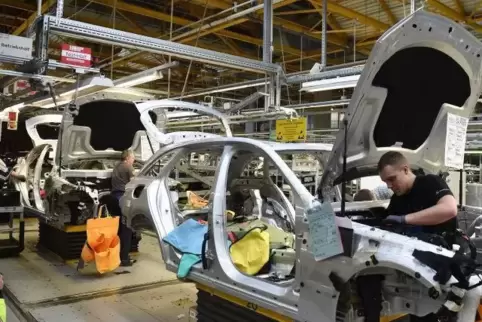 Die Autoindustrie, hier ein Blick ins Bremer Mercedes-Benz-Werk, steckt mitten im Umbruch.