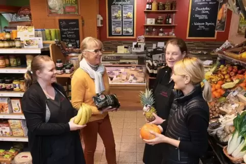 Wechsel in der „Biothek“: die bisherige Eigentümerin Ilona Burkhart-Schäfer (Zweite von links), die neue Inhaberin Anna Holzeime