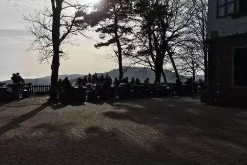 Am Samstag genossen Wanderer das schöne Wetter am Hohe Loog Haus bei Neustadt.