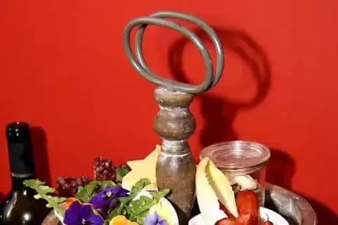 Eine kreative Art des Upcyclings bietet ein Kurs des Landfrauenvereins, es werden Teller-Etageren hergestellt. Und Ideen für Lec