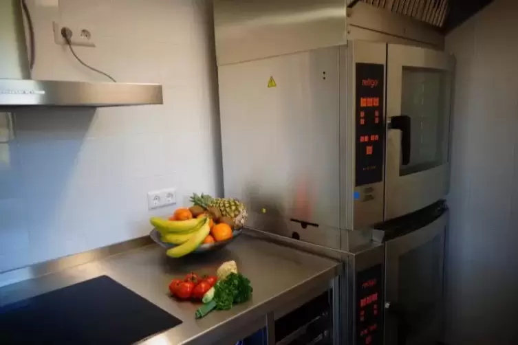 Edelstahl und moderne Geräte dominieren in der neuen Kita-Küche.