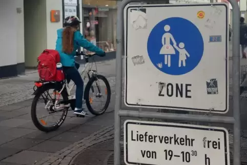 Waltraud Blarr ist der Meinung, Radfahrer sollten versuchsweise zu ausgeweiteten Zeiten die Fußgängerzone benutzen dürfen.