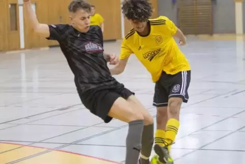 Nico Henrich (links) vom TuS/DJK Pirmasens blockt den Schuss des Ixheimers Ahmed Akicb (rechts).