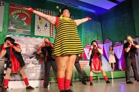 Das Männerballett des KVK zeigte bei der Prunksitzung der Karnevals-Union Miesau mit „Movie History“ getanzte Filmmusik, unter a