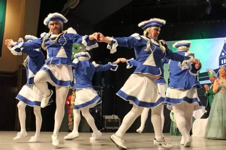 Das M&auml;nnerballett l&auml;sst bei den Bruchkatzen als Gardem&auml;dchen-Gruppe die Rocks&auml;ume fliegen.
