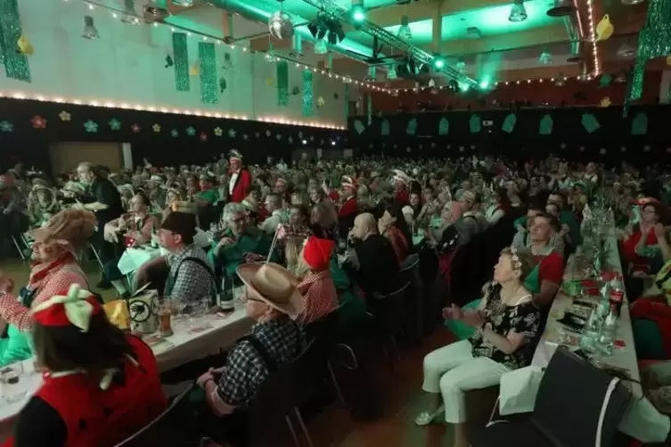 Das Publikum in der Bienwaldhalle feiert mit.