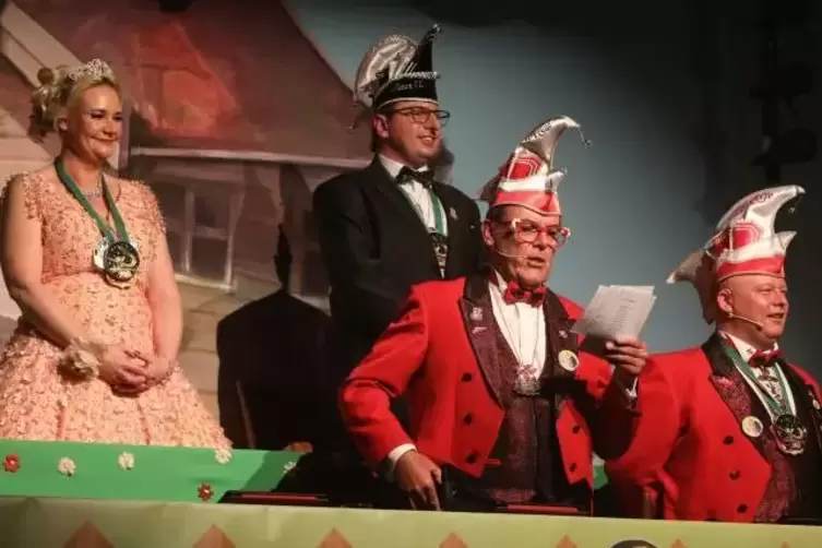 Prinzessin Christina I. und Prinz Peter II. lauschen Karl-Heinz Sch&ouml;ttinger.