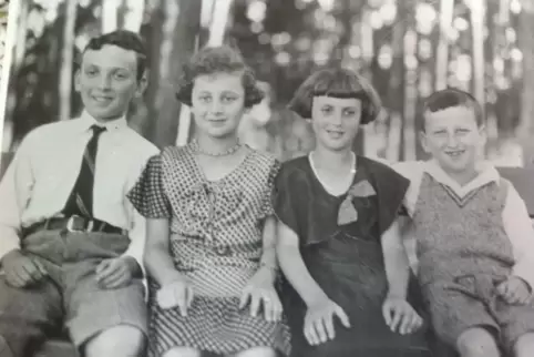 Helmut Levy (rechts) mit seinen Geschwistern 1933 in Dahn (v.l.): Karl-Heinz, Rosel und Gertrud.