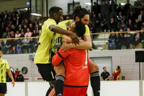 Feiern den Sieg: Morlauterns Torhüter Bakary Sanyang, Erik Tuttobene (oben) und Kevin Amaizo.