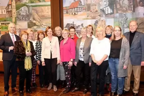 Engagierte Frauen zusammen mit Ministerpräsidentin Malu Dreyer (Fünfte von links), dem ehemaligen Landrat Klaus Rüter (rechts), 