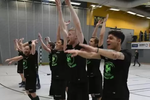 Welle der Freudfe: Die TG-Spieler feiern mit den Fans.