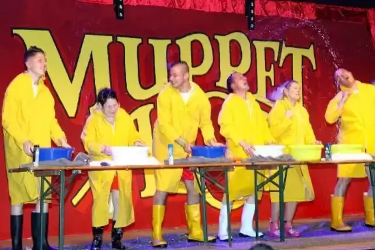 Hinterweidenthal: Die TVH-Partyzwerge strapazierten die Lachmuskeln der Narren in der TVH-Turnhalle bei ihrem Sketch. Sie verspr