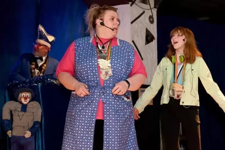 Beim Karnevalverein Horbach: die musikalische B&uuml;ttenrede von Melanie (links) und Vanessa Becker (Carnevalverein Die Exen).