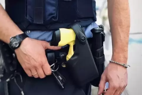 Die neue Waffe: Stromstoß-Pistole am Holster eines Streifenpolizisten.