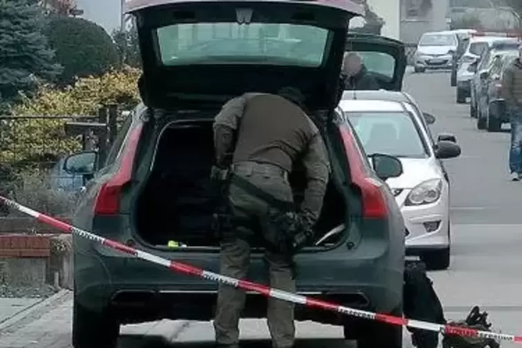 Taser-Einsatz in Schifferstadt: Im Januar 2019 &uuml;berw&auml;ltigte dort mit so einer Waffe das Spezialeinsatzkommando (SEK) einen aggre