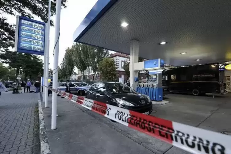 Unblutig beendet: Schon 2010 stoppten Polizei-Spezialkr&auml;fte an dieser Frankenthaler Tankstelle einen Geiselnehmer mit der Stroms