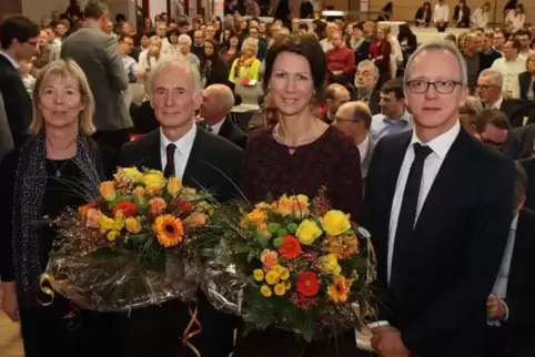 Vor vollem Saal in Maxdorf: Doris Ahnen, Peter Schall, Christiane Schott und Stephan Filtzinger (von links).