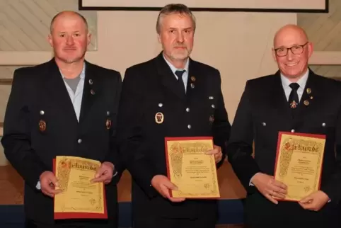 Wurden für 40 Jahre aktiven Dienst bei der Feuerwehr ausgezeichnet: (von links) Jürgen Faul, Michael Hofäcker und Michael Kühner