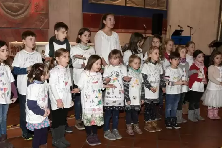 Gesanglich und szenisch gestaltete der Kinderchor Cantalinos seinen Auftritt.