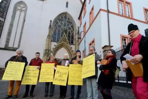 Gegen eine Mauer des Schweigens: Missbrauchsopfer im Bistum Trier demonstrierten im Februar 2019 vor dem Priesterseminar in Trie