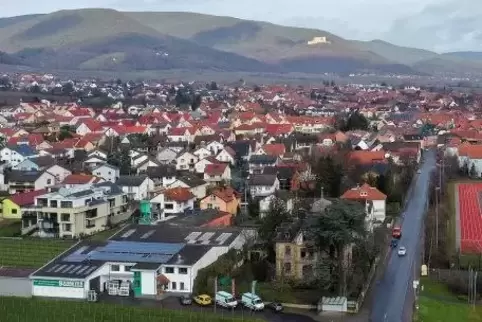 Wohlhabendes Maikammer – im Vordergrund der neu gemachte Sportplatz.