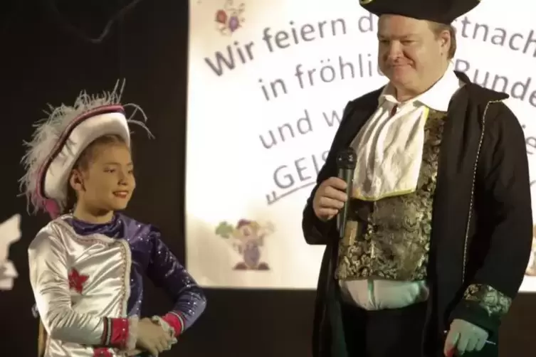 Zwei K&ouml;nner ihres Fachs im lockeren Gespr&auml;ch: Rohau-Funkenmariechen Lena Baumg&auml;rtner und Moderator Andreas E. Koch.