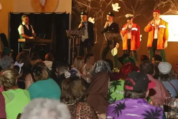 Die Feuerwehr zeigt auch beim Singen Talent.