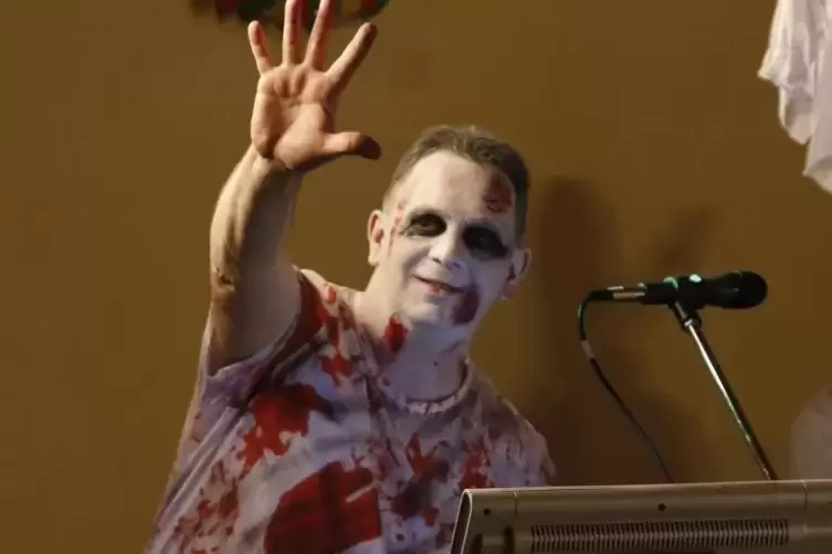 Gruselig war nur das Outfit, nicht der Gesang: Musiker Dirk &bdquo;Killer&ldquo; Schneider.