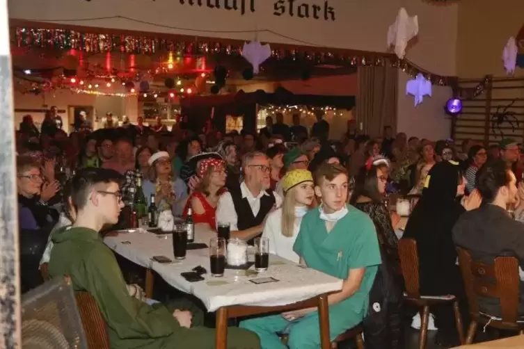 Proppenvolles B&uuml;rgerhaus bei der Steinbacher Fasnacht.