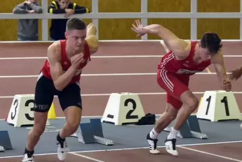 Moritz Heene (links) siegt über 60 Meter Hürden in Bestzeit. Rechts: Johannes Weber ( ABC Ludwigshafen).