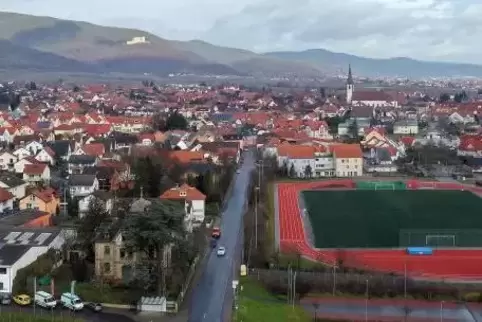 Wohlhabendes Maikammer – im Vordergrund der neu gemachte Sportplatz.