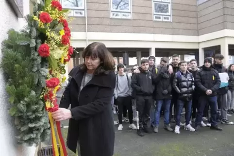 „Erinnerung funktioniert als Warnung“, sagte Oberbürgermeisterin Jutta Steinruck bei der Kranzniederlegung an der Maxschule.