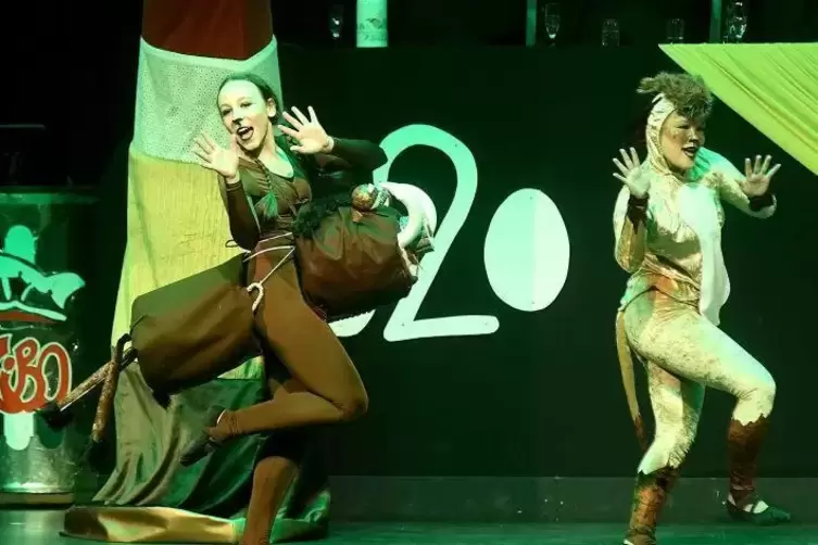 Dabei wurden dem Publikum jede Menge tierische Tanzeinlagen geboten – hier vom Warzenschwein Pumbaa (Lilli Knoll) und dem Erdmän