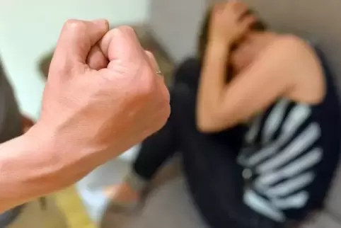 2018 wurden in Rheinland-Pfalz 6701 Frauen Opfer von Gewalt in Paarbeziehungen – 8,7 Prozent mehr als im Jahr zuvor. Doch auch M