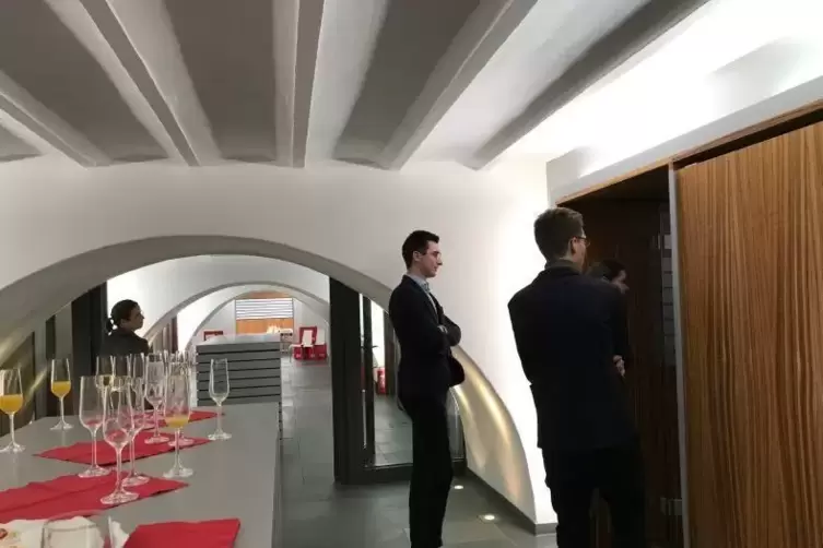 F&uuml;r hochgewachsene Menschen wie SPD-Pressesprecher Timo Haungs (links) sind die Rundb&ouml;gen in der neuen Landeszentrale eine Herau