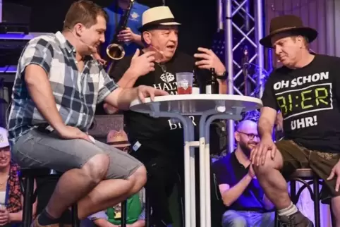 Das Trio „Die Dummbabbler vom Vereinsgelände“ bietet unterhaltsames Stammtischpalaver.
