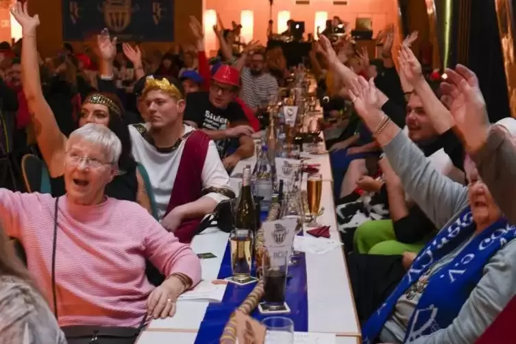 Von Anfang an herrscht in der Jahnhalle gute Stimmung.