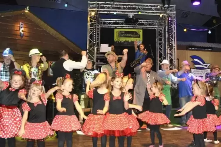 Die Pampersrocker bringen zu Beginn des Abends Akteure und Publikum in Schwung.