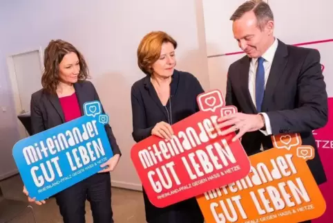 Anne Spiegel (Grüne), Malu Dreyer (SPD) und Volker Wissing (FDP, von links) haben am Dienstag in Mainz die Logos der Landesregie