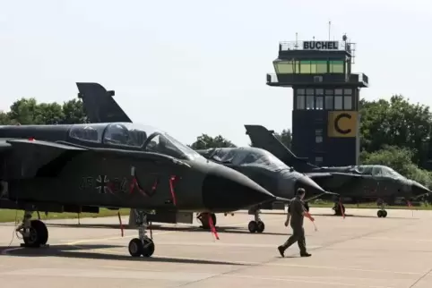 „Gefährliche Annäherung“: Kampfjets der Bundesluftwaffe vom Typ Tornado stehen auf dem Vorfeld des Fliegerhorstes Büchel.
