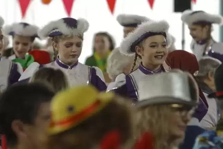 Zusammen mit H&ouml;rhammer marschiert die Kinder- und die Jugendgarde ein.