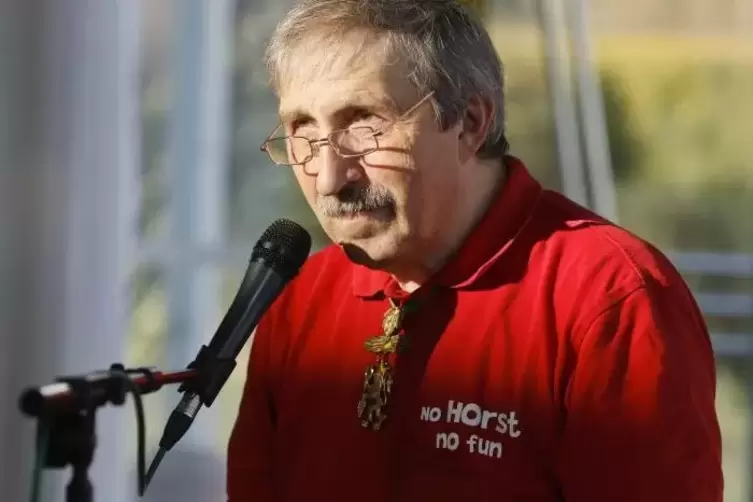 Musiker Horst Dech sorgt f&uuml;r eine gem&uuml;tliche Schunkelrunde.