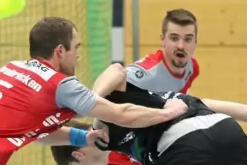 Richard Wilga, (hier rechts in Rot im Spiel den TuS Dansenberg 2) trägt künftig nicht mehr das VTZ-Trikot.