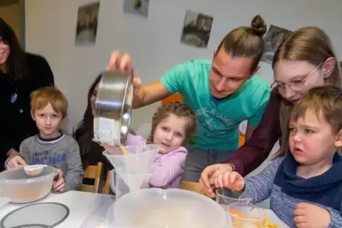 Fleißig am Sieben: die BASF-Azubis Marius und Alina mit den Otterstadter Kita-Kindern.