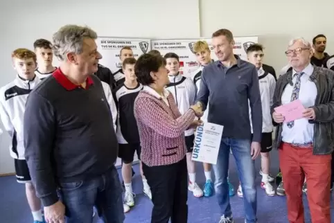 Übergabe der Urkunde zur Anerkennung als Landesstützpunkt Handball vom Landessportbund Rheinland-Pfalz, von links: Ulrich Becker