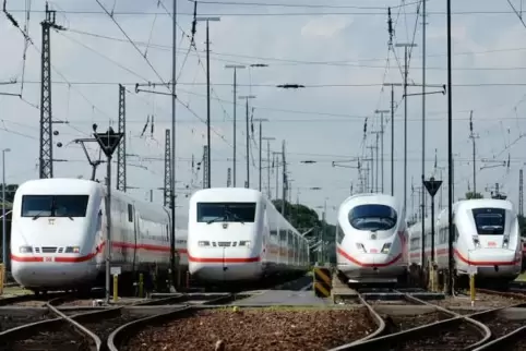 Das Foto zeigt von links nach rechts ICE 1, ICE 2, ICE 3 und ICE 4. Der ICE 2 ist von der Struktur her sozusagen ein halber ICE 