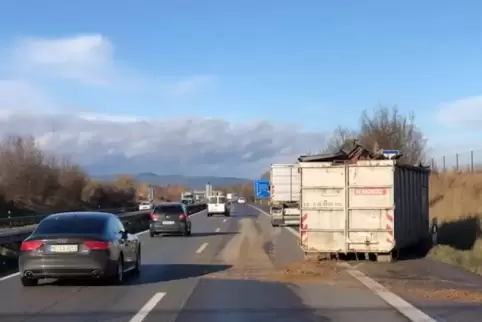 Der rechte Fahrstreifen der A 65 musste wegen Reinigungsarbeiten für rund zwei Stunden gesperrt werden. 